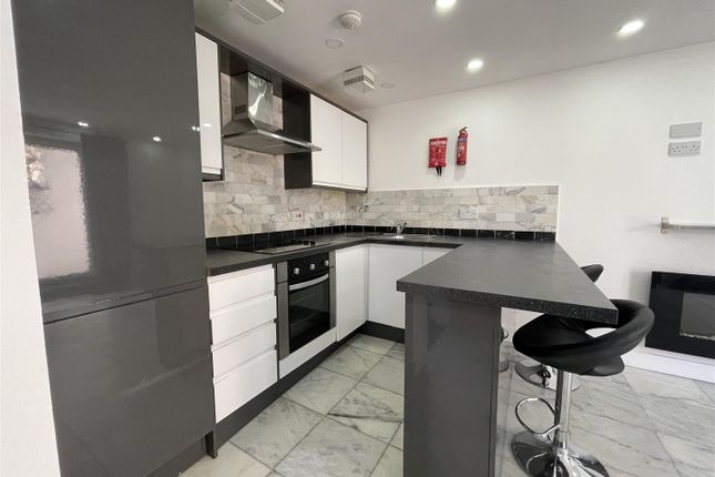 Flat to rent in Richmond Road, Cathays, Cardiff