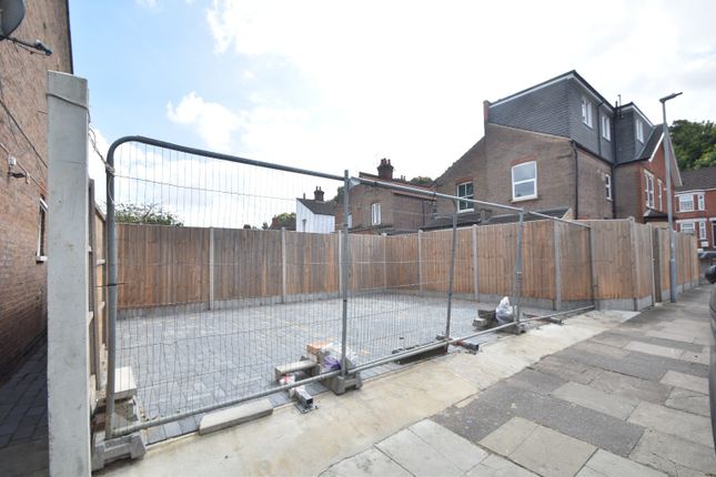 Flat for sale in Newcombe Road, Luton, Bedfordshire