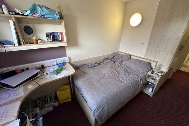 Flat to rent in Hyde Grove, Manchester