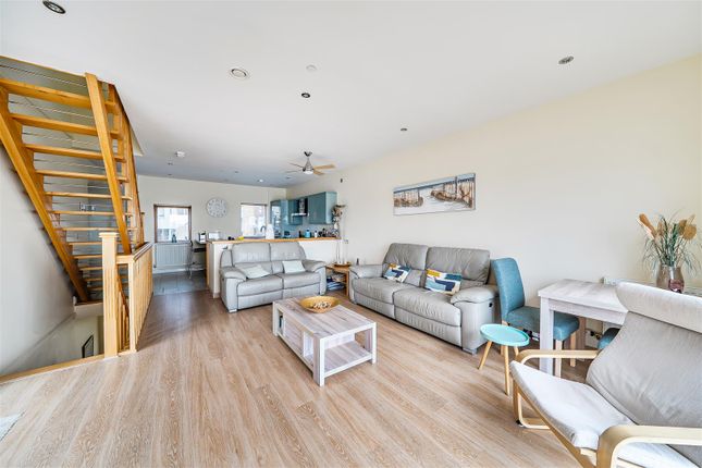 8, Emily Court, Swansea photo 3