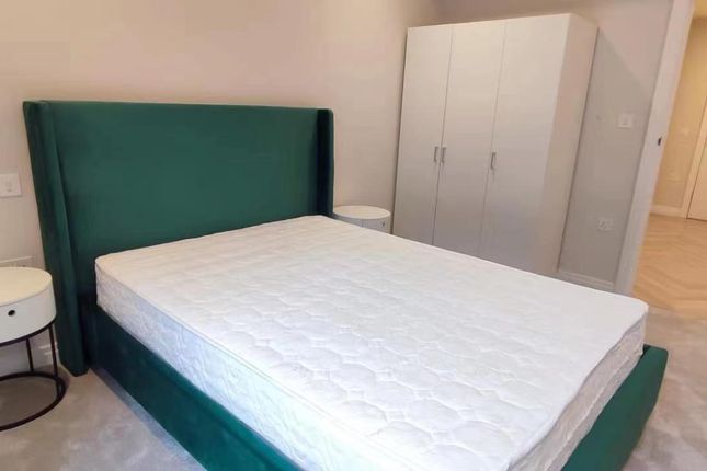 Flat to rent in Townmead Road, London