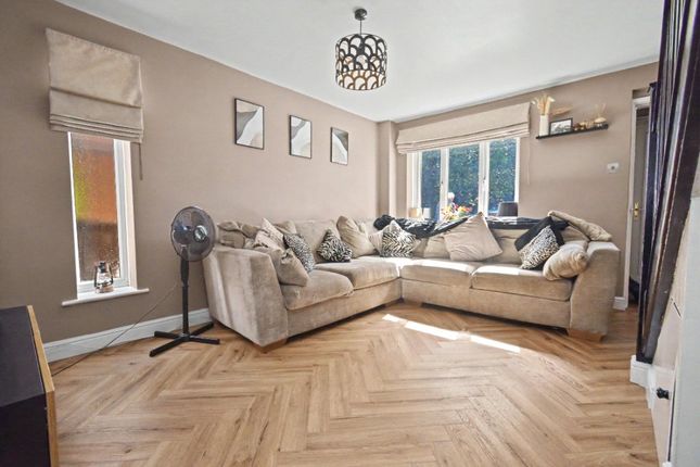 65, Howden Way, Wakefield photo 4