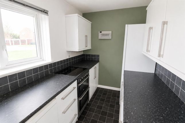 31, Mill Crescent, Southam photo 2