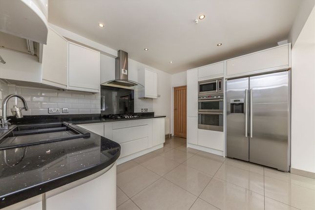 8, Kingswood Close, Weybridge photo 3