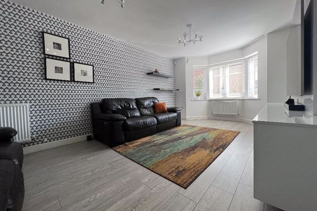 2, Litten Close, Langley photo 2