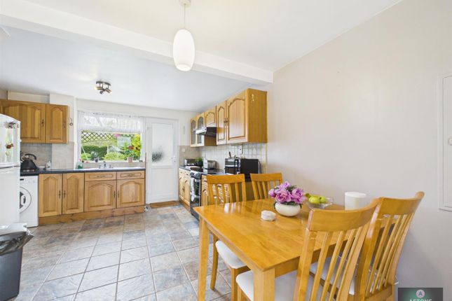 6, Fox Close, Langley Green photo 2