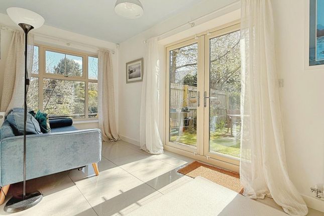 24, Holts Crest Way, Leeds photo 2