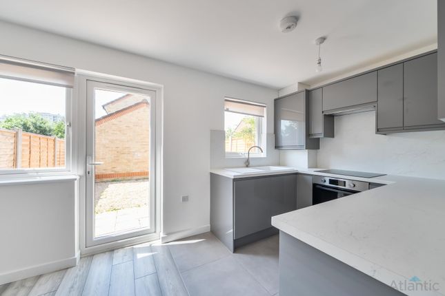35 Underwood Road, WOODFORD GREEN, London photo 2