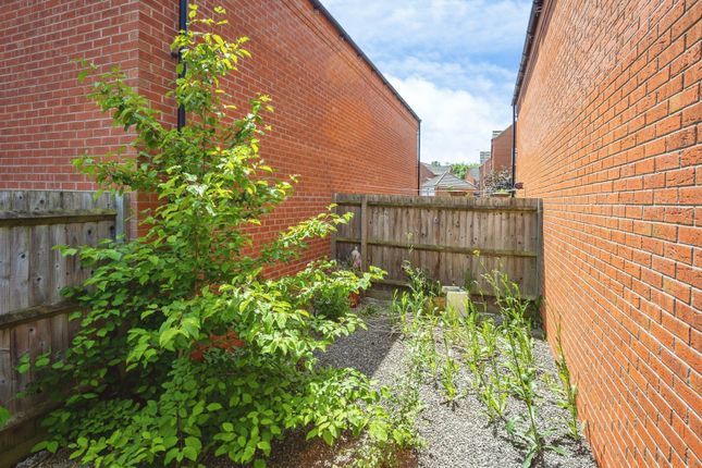 10, Frome Gardens, Nottingham photo 4