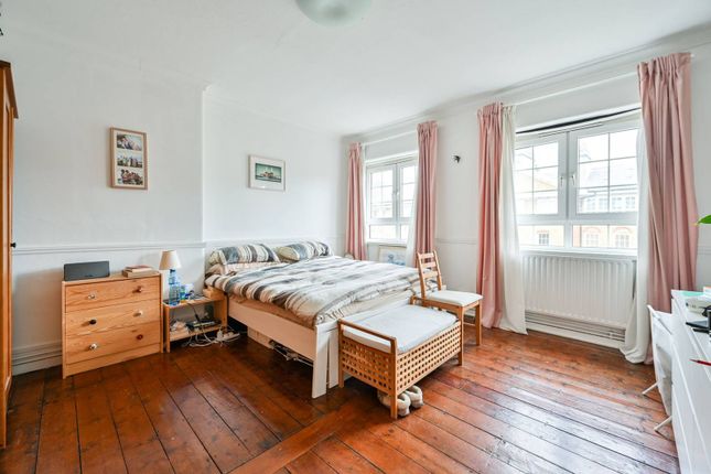 Flat to rent in Swan Road, Canada Water, London