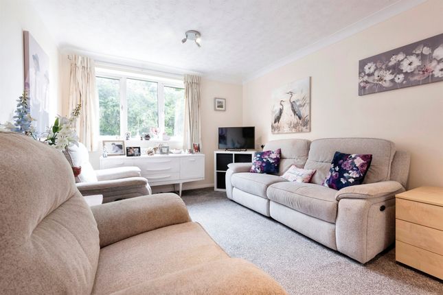 24, Collingwood Court, Royston photo 3