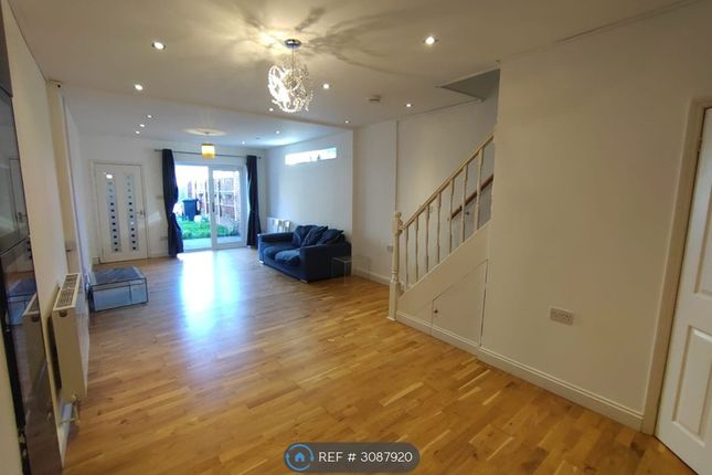 3-bed detached on Bedford, £1,750/mo