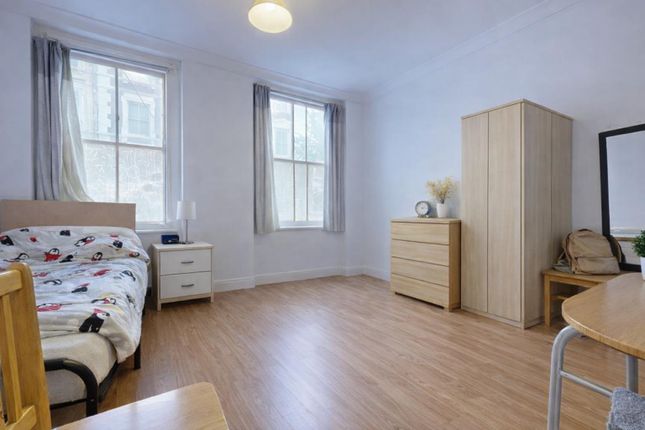 1-bed flat on Flat A, 5, Hogarth Place, London, £385,000