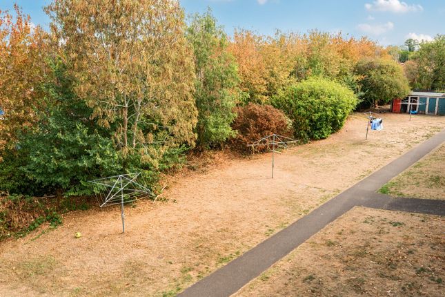 11, Rowan Close, Surrey photo 4