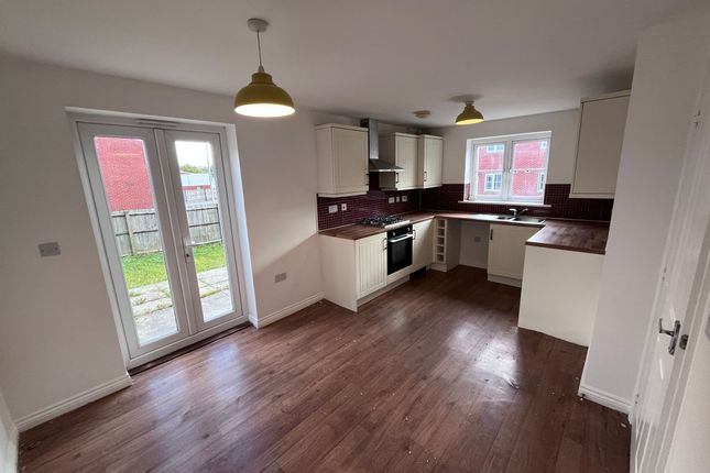 1 Lloyd Thomas Court, Townhill photo 4