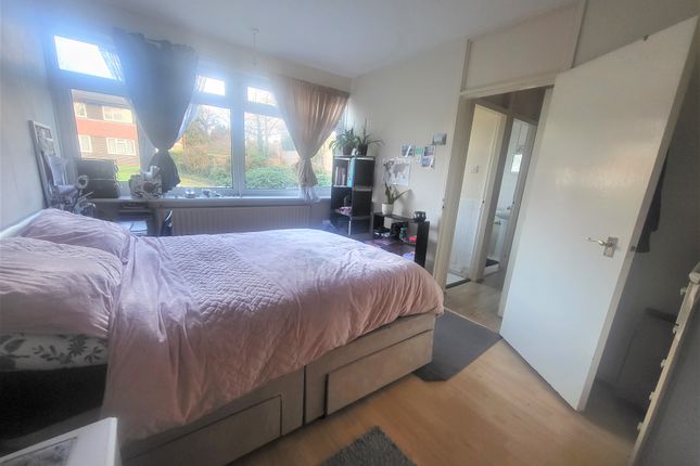 Flat for sale in St Anns Hill, Wandsworth