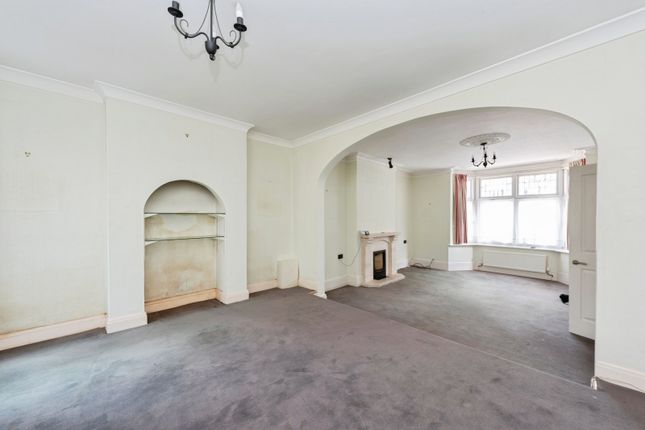 16, Lynwood Drive, Worcester Park photo 2