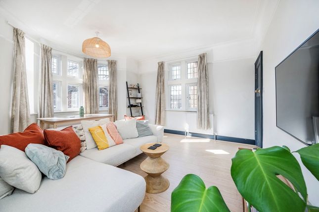 Flat 10, Cavendish Mansions, Hazelbourne Road, London photo 2