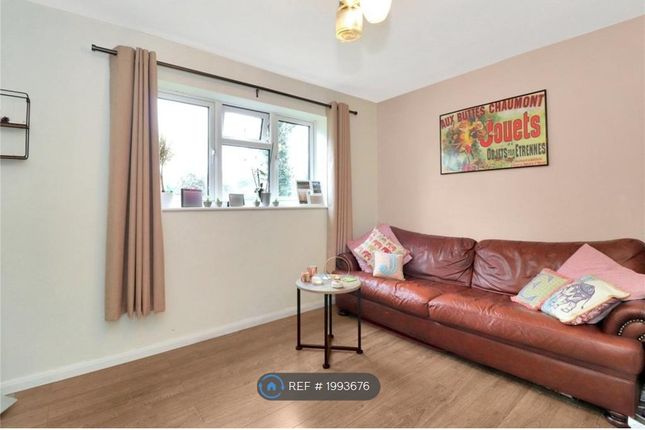 Flat, Beaconsfield Court Horseshoe Lane, Watford photo 2