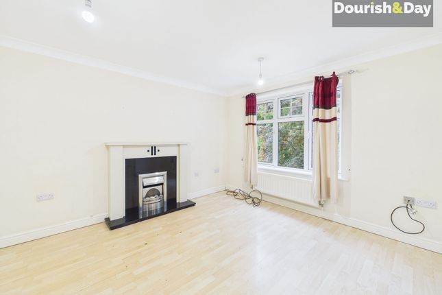 5 Locketts Court, Cannock photo 2