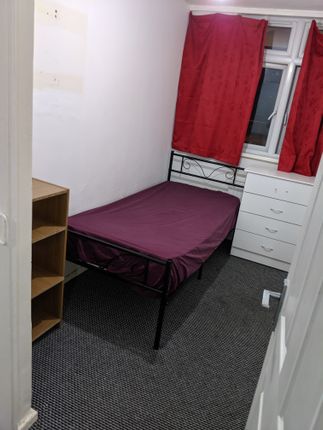Room to rent in Layard Square, London