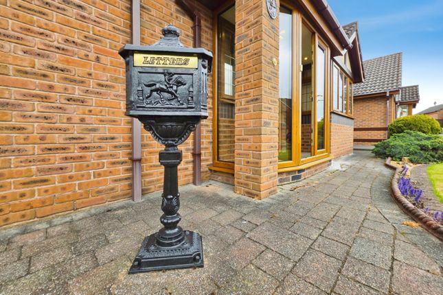 24, Denbigh Close, Knypersley photo 3