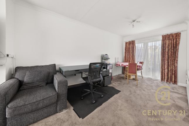 39, Regent Avenue, UXBRIDGE photo 3