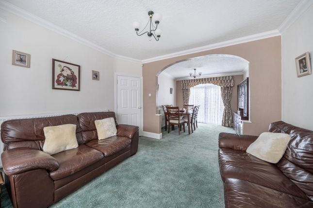 32, Carlyon Avenue, Harrow photo 3