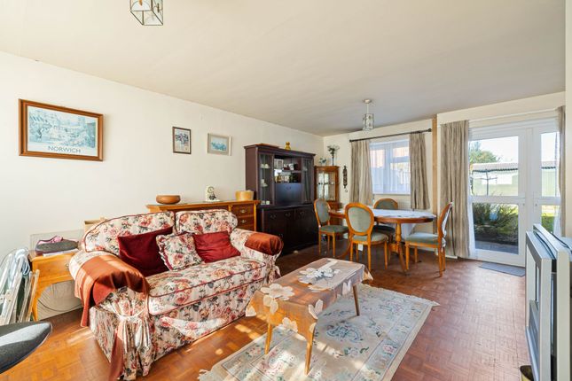 3 Manor Close, Chichester photo 2