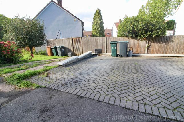 228 Gosforth Lane, Watford photo 2