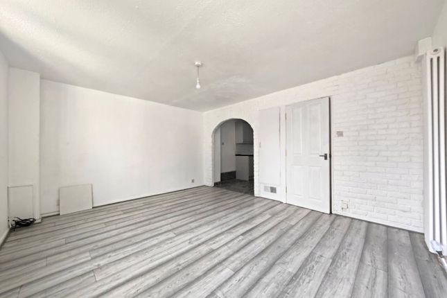 21, Pimpernel Way, Romford photo 3