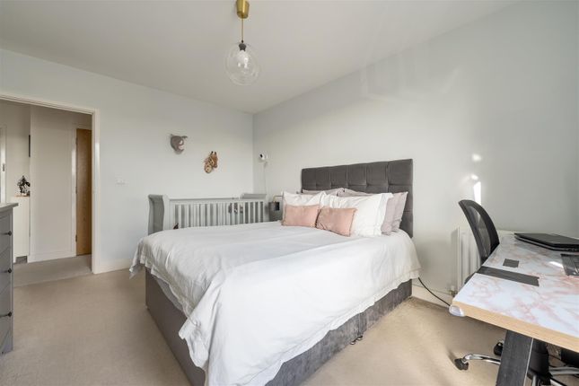 Flat for sale in Jubilee Avenue, London