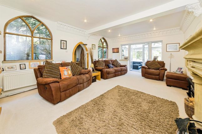 Fern House, Snow Hill, Crawley photo 3