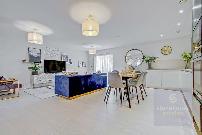 Flat for sale in Archway Road, London