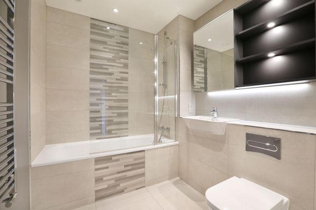 Flat 16, 2, Greenleaf Walk, Southall photo 2