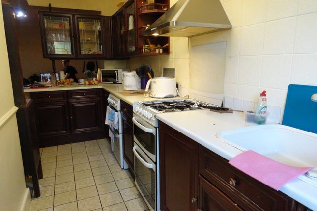 Three Bedroom House Close To Ilford Station - 2500 Pcm