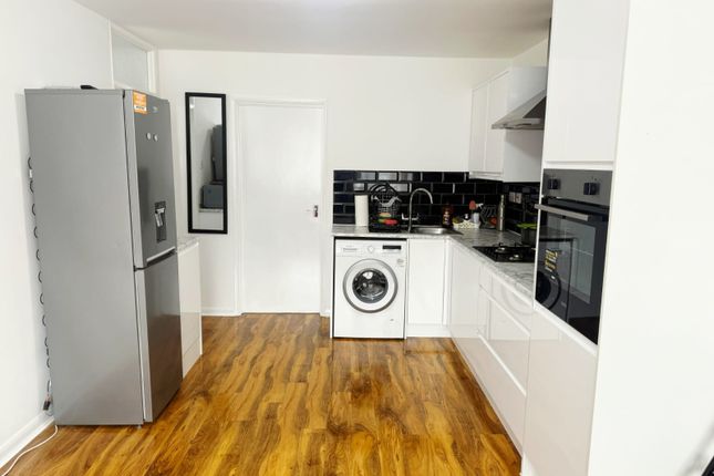 6 Belvedere Court, Longford Avenue, Southall photo 3