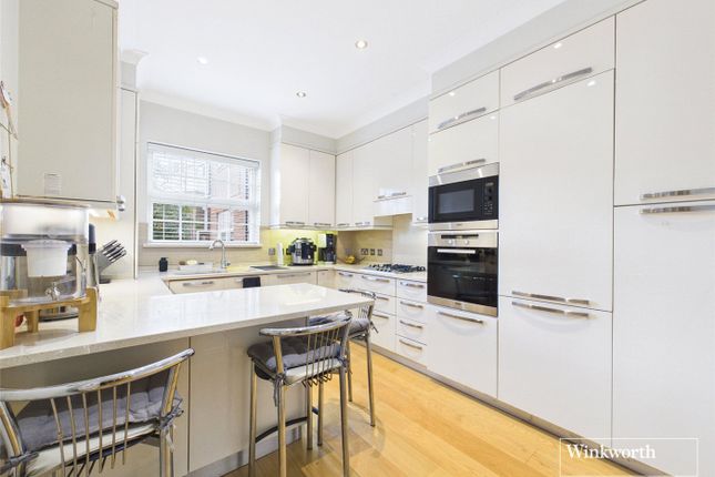 Flat 6, Dewlands Court, 2, Turnberry Close, London photo 3