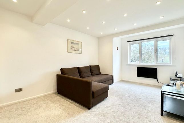 Thumbnail Flat for sale in Jade Close, London