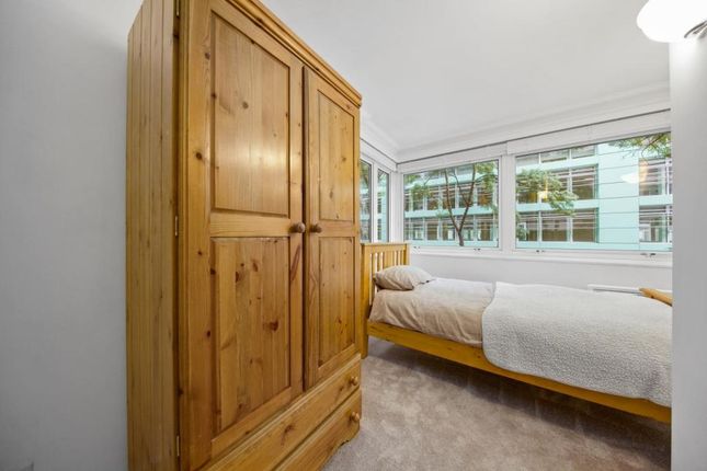 Duplex to rent in King Regent's Place, London