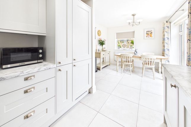 2 Brook Lane, Chipping Norton photo 2