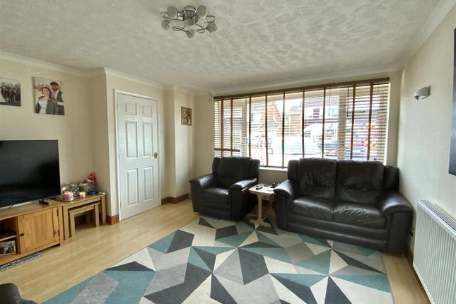 31, Elm Drive, Deanshanger photo 2