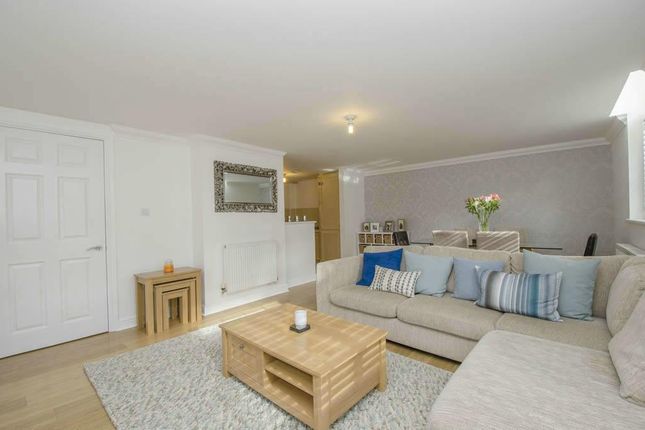 37 Bedford Wing, Fairfield Hall, Kingsley Avenue, Hitchin photo 3