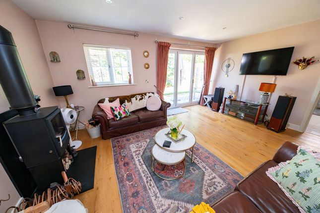 31, Willowside, Lovedean photo 2