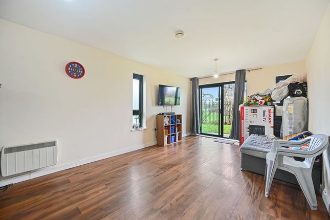 3 Oaktree court, Broadfields, Harrow photo 2