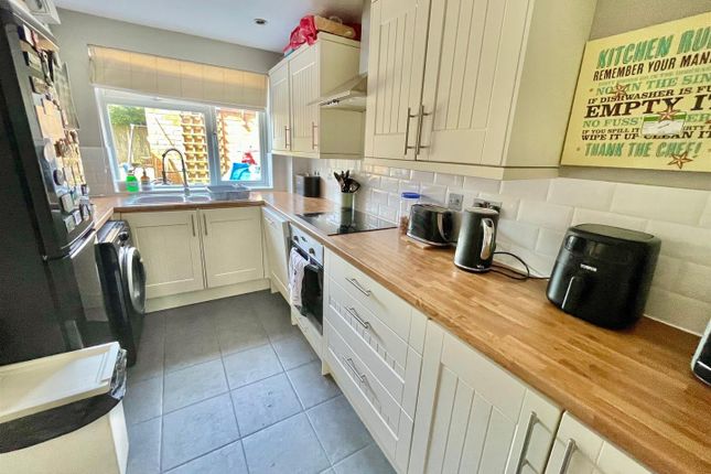 12, Greville Close, Hatfield photo 4
