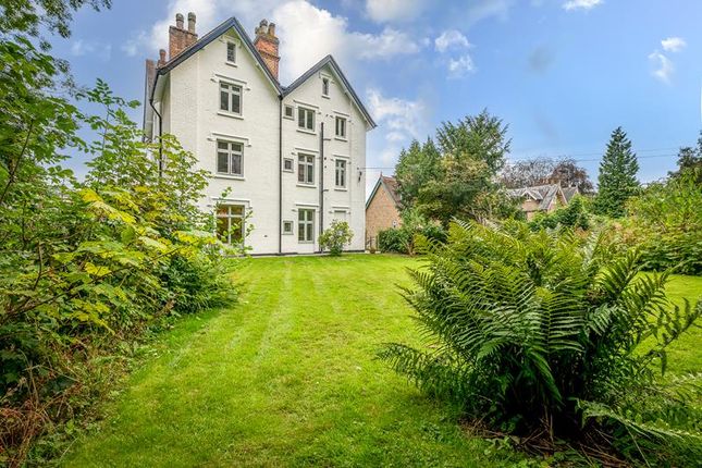 Thumbnail Flat to rent in Chatsworth House, Abbey Road, Malvern, Worcestershire