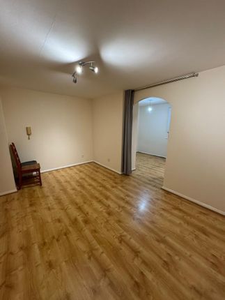 Magpie Close, Enfield photo 5