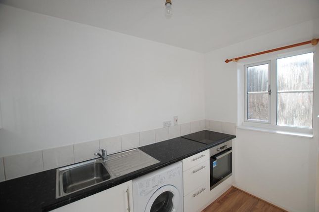 Flat to rent in Blakes Avenue, Witney, Oxon