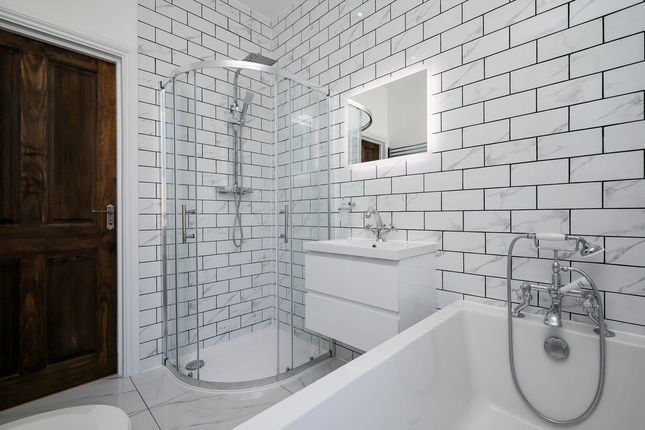 Flat 120a, 120a, Darwin Road, London photo 3